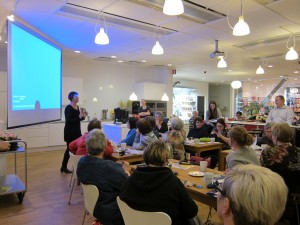 Inger, förlagschef på Libris, visar boken och tackar alla som har hjälpt till med den. Foto: Tina Andersson, Erikshjälpen