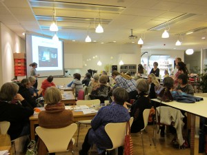 Doktor Karin berättar om koft-och-möss-och-filtutdelning i Mpongwe. Foto: Tina Andersson, Erikshjälpen