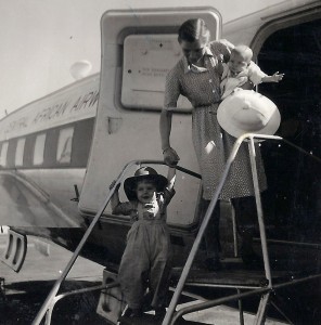 Dags att åka till Sydafrika! Min mormor Judith med min mamma Karin på armen och min morbror Gunnar i handen. Foto: antagligen Josef Imberg